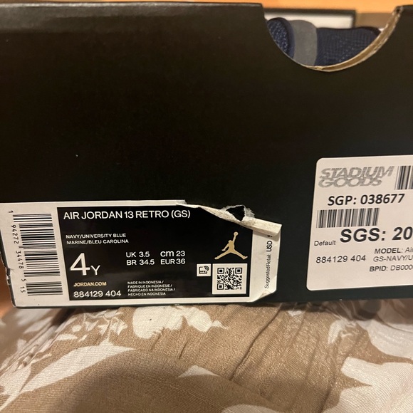 Slightly used retro Jordan 13 size 4Y. Only used a couple of times - Picture 2 of 7